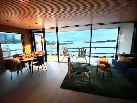 Waterfront apartment with panoramic sea view