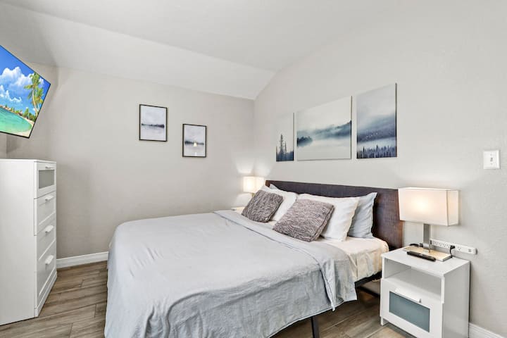 Chumba cha kulala\ Televisheni janja\ Meza ya pembeni\ fremu za ukuta