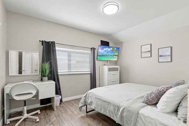 Chumba cha kulala\ Televisheni janja\ Meza ya pembeni\dirisha