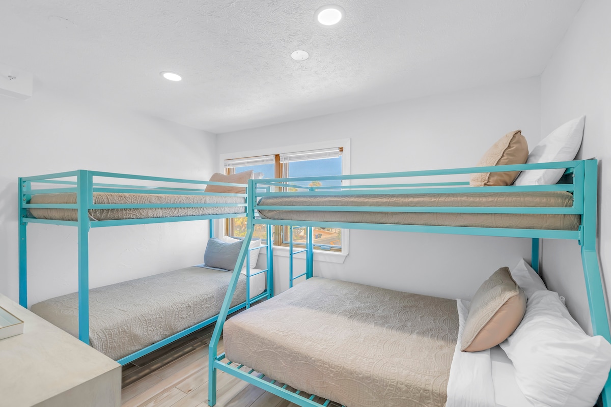 Chumba cha ghorofa cha kufurahisha na chenye nafasi kubwa chenye seti mbili za vitanda viwili vya ghorofa, vinavyofaa kwa watoto au makundi.