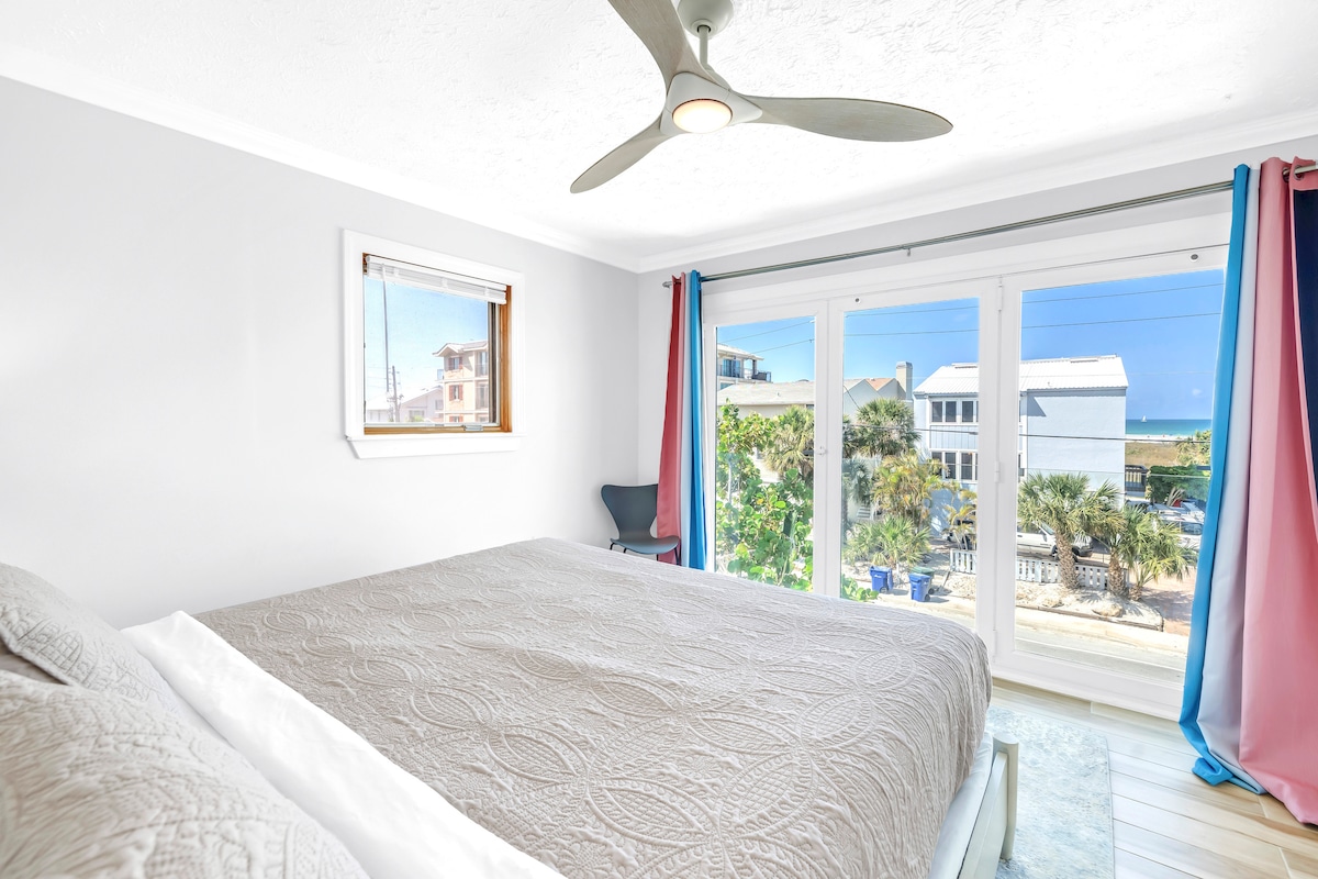 Amka upate mandhari ya Ghuba kutoka kwenye chumba hiki angavu, chenye hewa safi kilicho na madirisha ya sakafu hadi dari.