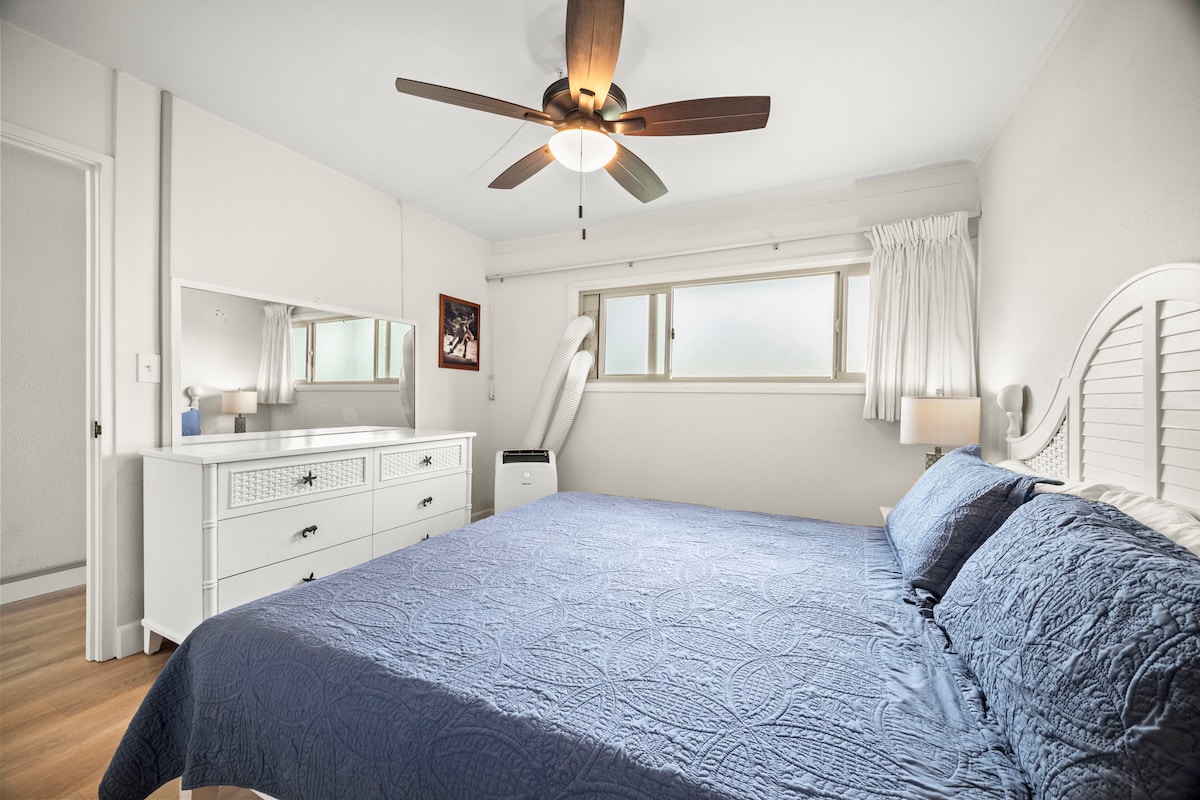 Cómodo dormitorio tamaño king con aire acondicionado portátil