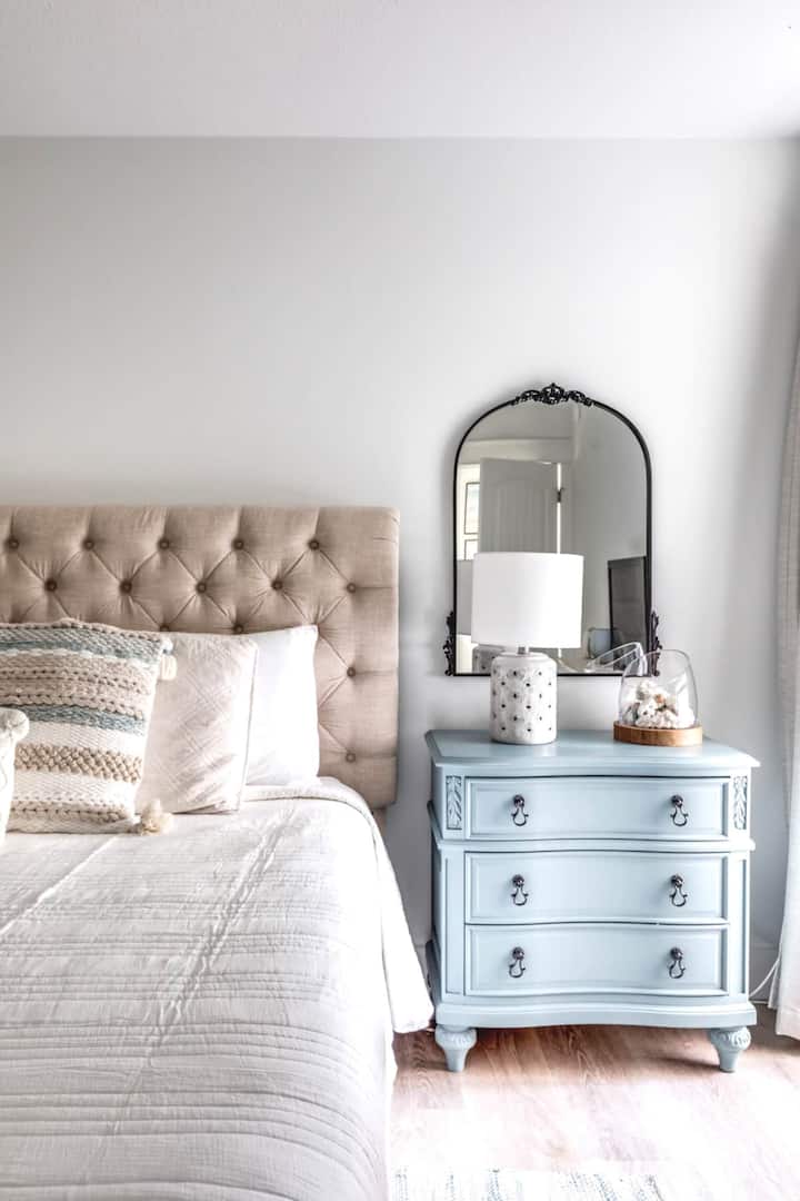 Guest room offering a king bed.