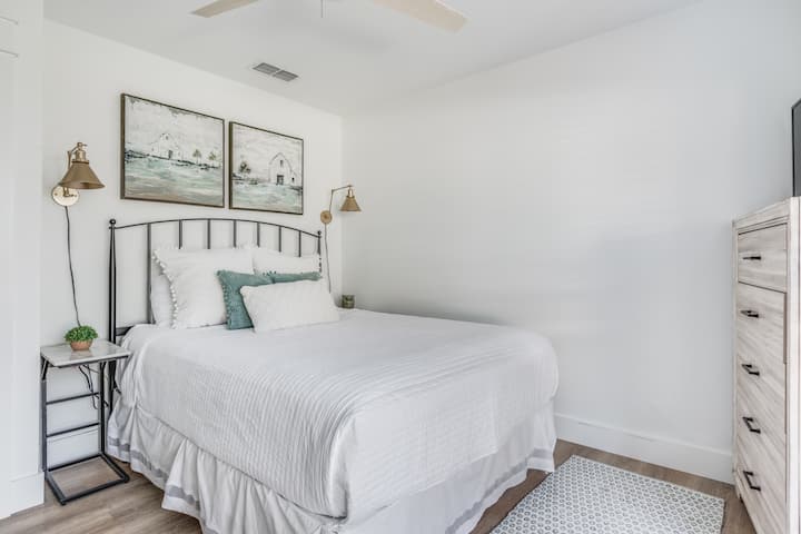 Guest room offering a queen bed. 