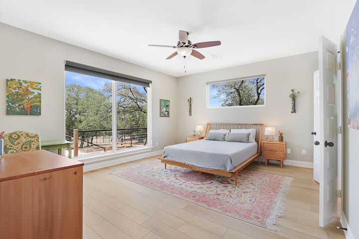 Hlavná spálňa ponúka jasný výhľad na kopcovitú krajinu cez masívne okná(1).