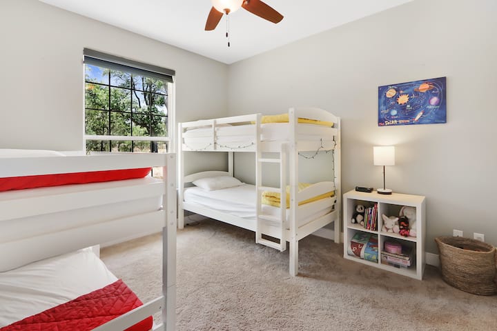 Spálňa 3 má dve dvojlôžkové poschodové postele.