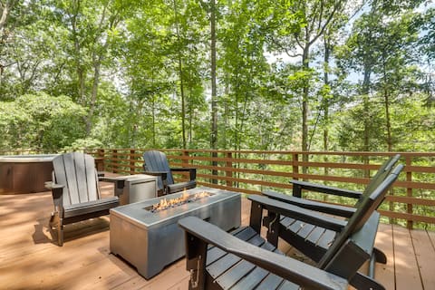 Private Hot Tub & Fire Pit: Family Broadway Cabin