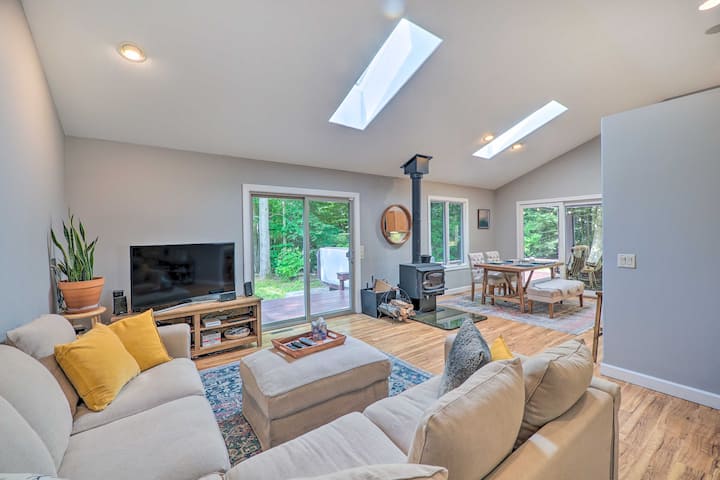 Cozy Whitehall Hideaway w/ Hot Tub + Chiminea!