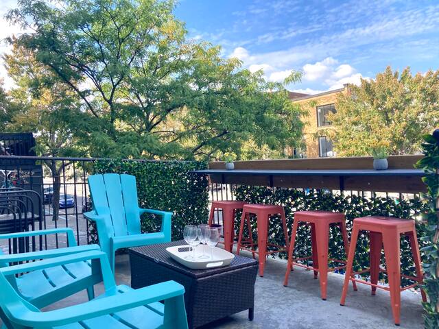 MTLVR #07 | Unwind in this large cozy apartment gallery image 2