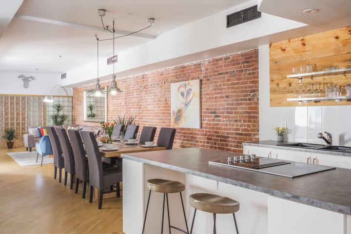 MTLVR #07 | Unwind in this large cozy apartment gallery image 3