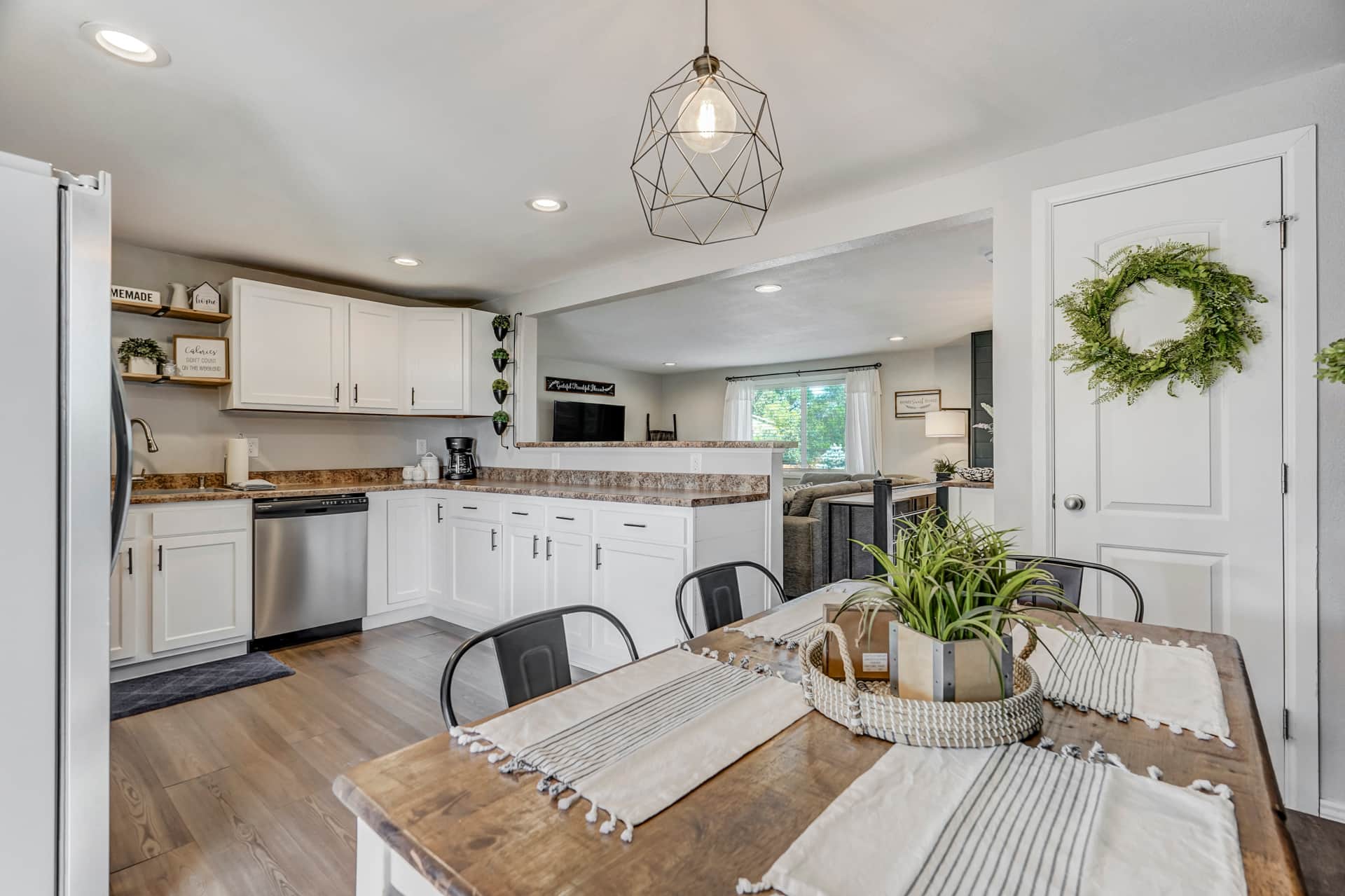 Family Friendly Getaway | Sleeps 8 | Trampoline!