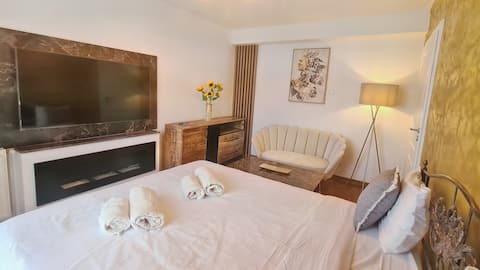 Main square 5* luxury 2 king bedrooms apartment with view.