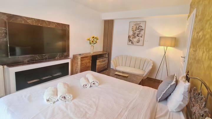 Main square 5* luxury 2 king bedrooms apartment with view.