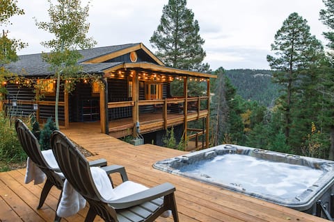 Genuine Log Cabin: Hottub, Fast Wifi, Covered Deck