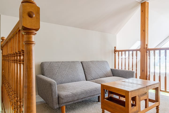 כשתגיעו לראש המדרגות, יהיה פינת ישיבה שגם מושכת לפוטון