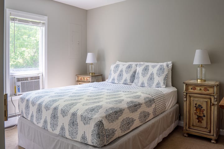 בהמשך המסדרון מהמטבח נמצא חדר השינה הראשון בקומה הראשית.