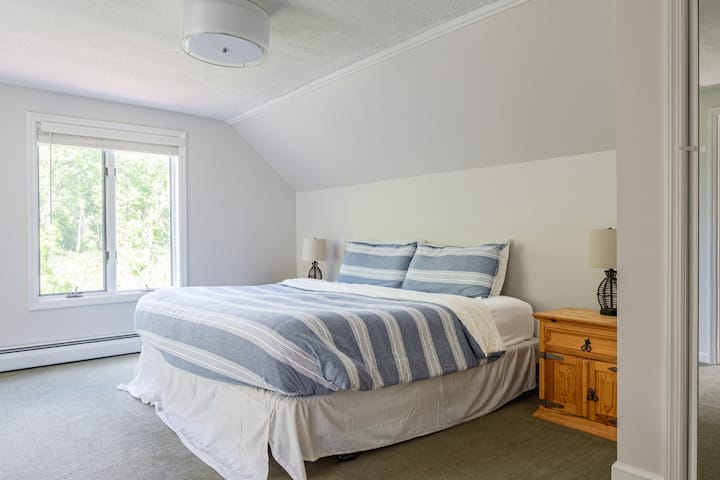 חדר שינה ראשי עם נוף למגדלור