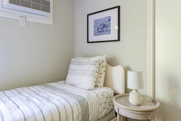 חדר השינה הזה כולל מיטה זוגית וגם...