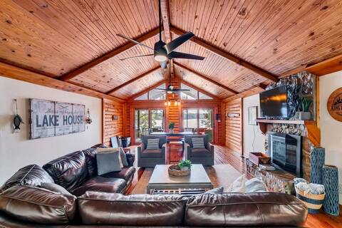 On Lake~Fireplace~Fire pit~Jacuzzi~Boat Rental