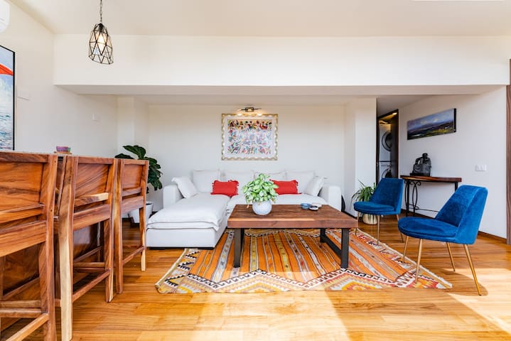 PH Luxury & Unique with Jacuzzi in the Best Area