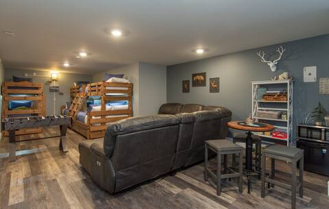Luxury Lakefront Retreat:Hot Tub, Game Room, Views