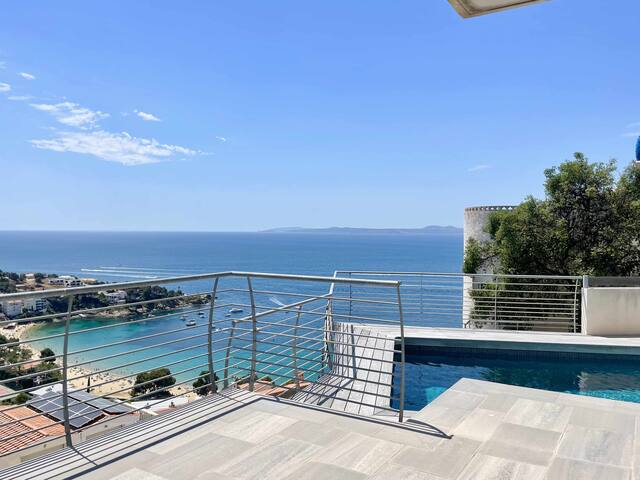 Villa con piscina sobre la Almadrava Ii gallery image 2