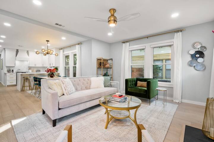 The Hansel-Modern 4 Bed, 3 Bath Bungalow, Hot Tub gallery image 2