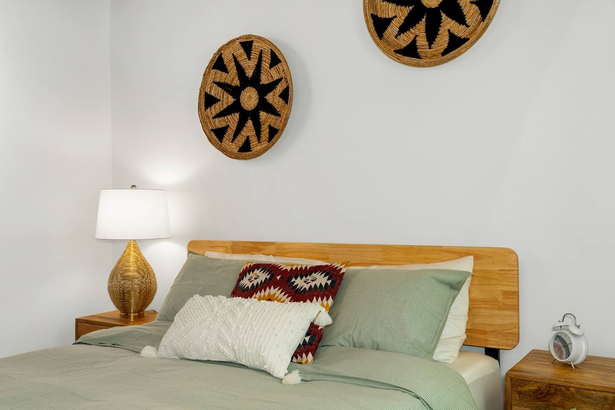 楼下卧室-标准双人床，带独立卫生间通道门