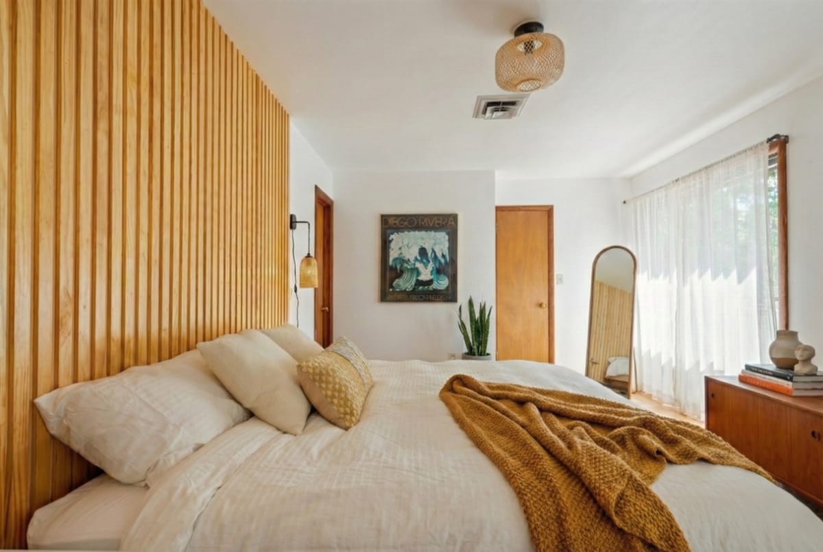 主卧：特大双人床、65英寸电视、套房豪华卫生间、遮光窗帘