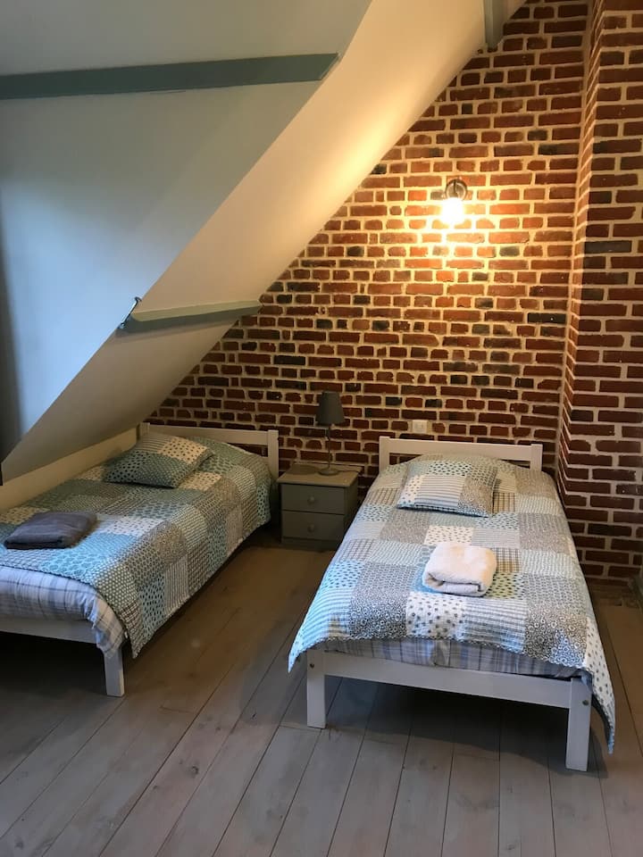 Dhomë për fëmijë, tre krevate tek 
Libra dhe lojëra të disponueshme 