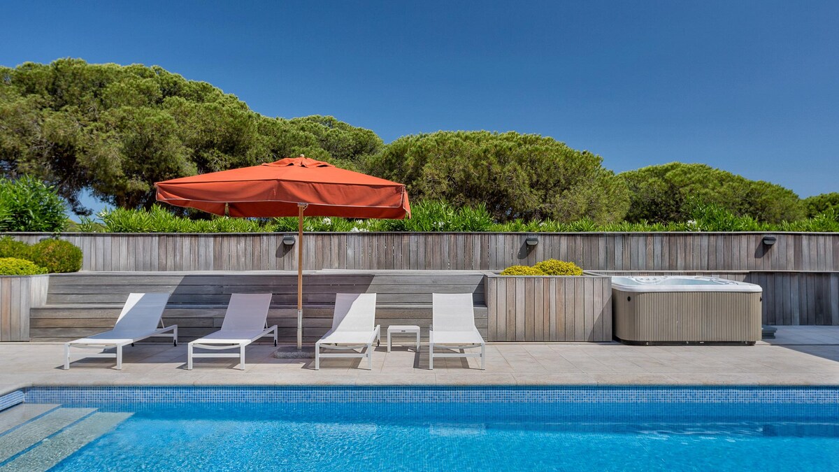 Contemporary Quinta do Lago Villa with Pool, Hot T 2