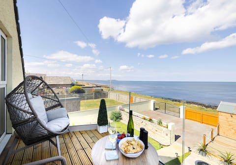 Aurora House: Home on the Coast w/ Hot tub