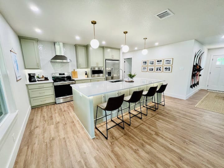 180 degree lake views, lake front, king beds! Houses for Rent in