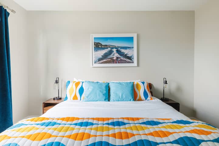 Dhoma e gjumit nr. nr. 2: Krevat dopio "king" me televizor dhe banjë brenda ambientit