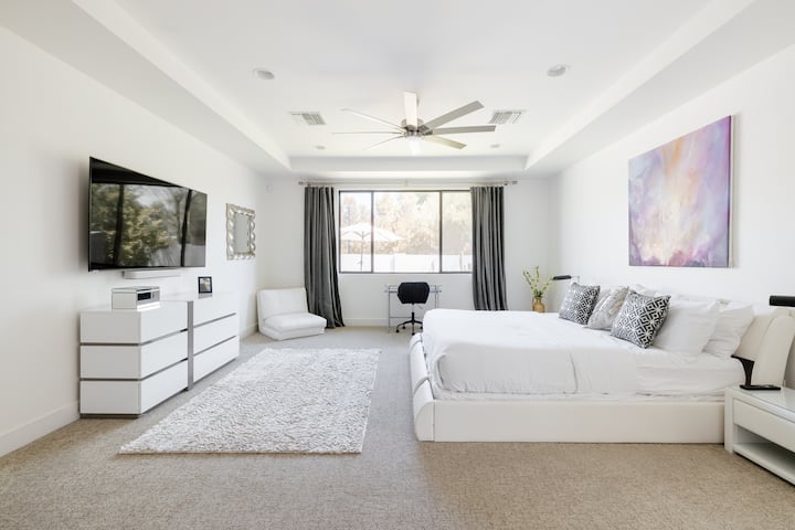 Dhomë gjumi kryesore me dy krevate dopio "king", televizor dhe banjë