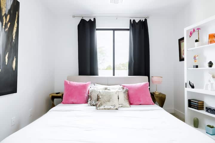 Dhoma e gjumit nr. 4: Krevat dopio "king" me televizor