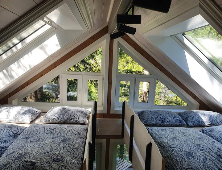 Two double beds of 160x200 with long and soft down duvets and good pillows. The loft has large skylights over the beds, providing a good view of the treetops and the starry sky. Order made-up beds by messaging us on AirBnb