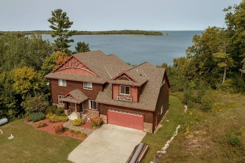 Spacious Leech Lake Home on 2 Acres, 200' of shore