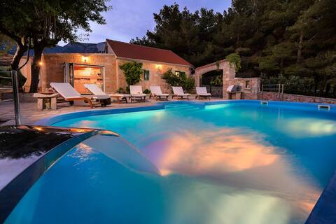 Luxury Villa Zlatni Rat - Pool, Beachfront, Bol