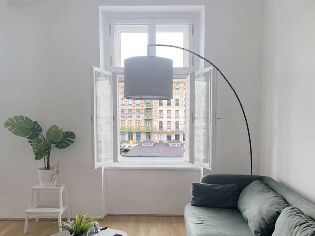 Designer Apartment in the City Center (Naschmarkt) gallery image 4