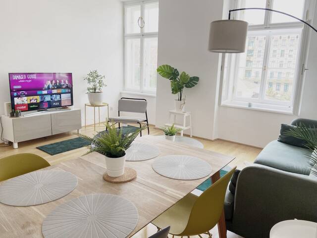 Designer Apartment in the City Center (Naschmarkt) gallery image 2