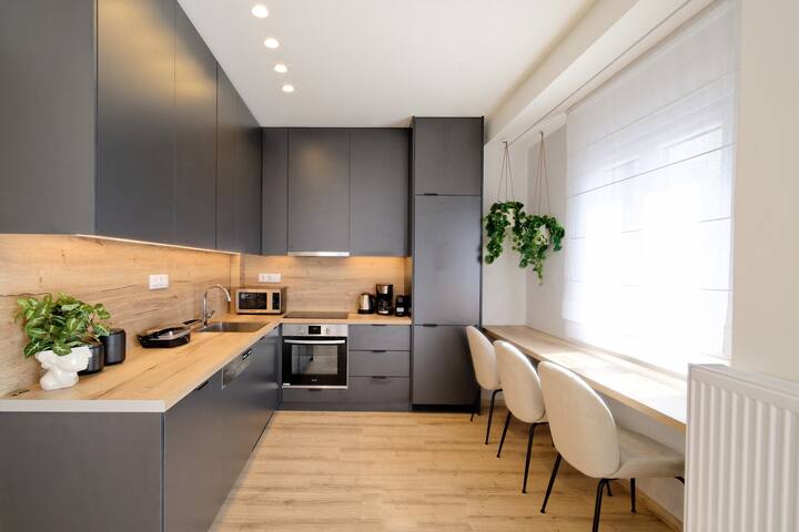 Modern & Spacious Apartment Ideal for Groups gallery image 4