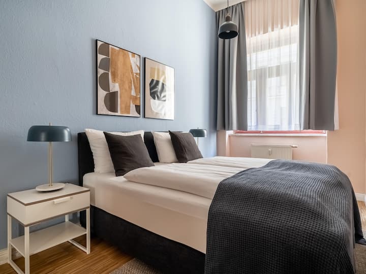 Dresden Hoyerswerdaer Str OneBedroom Suite L Flats for Rent in