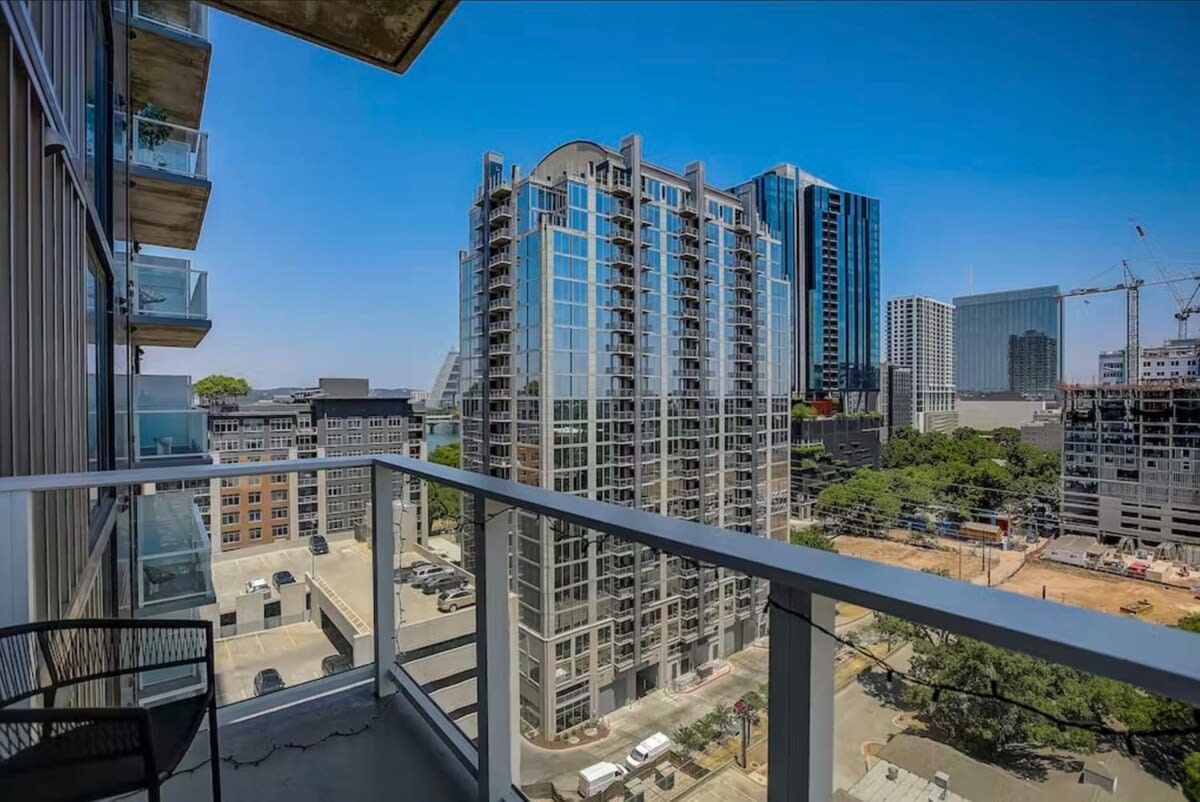 High-Rise Condo | Mins to Rainey St | Pool | Gym