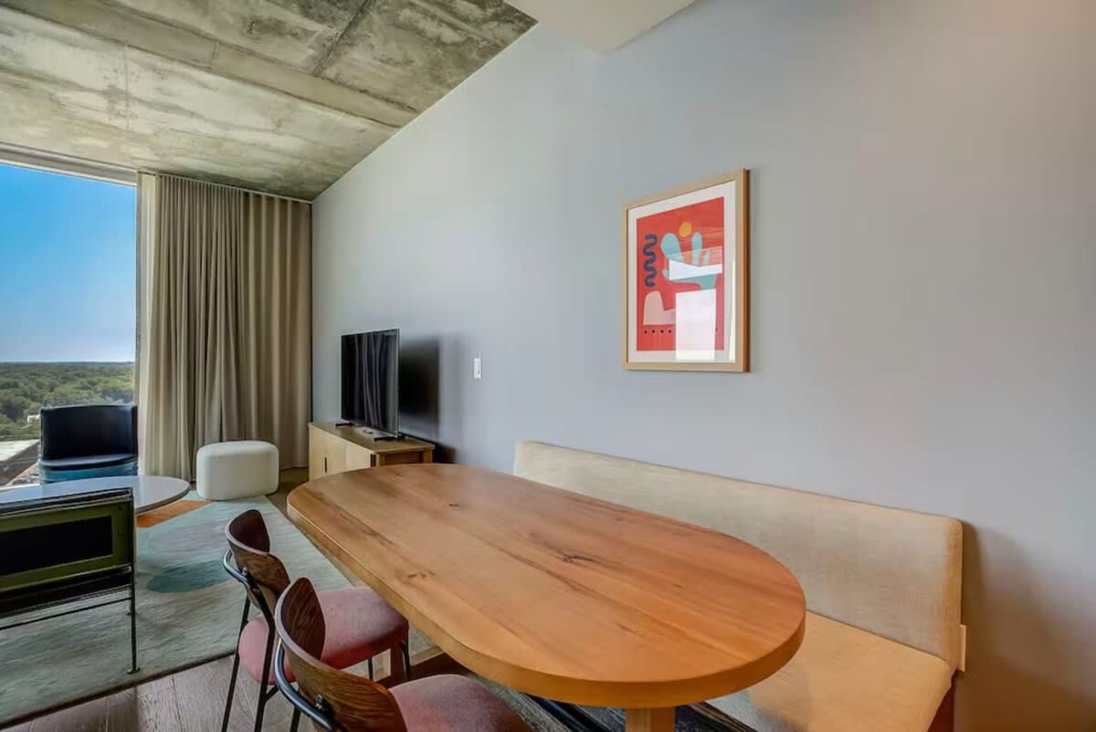 High-Rise Condo | Mins to Rainey St | Pool | Gym