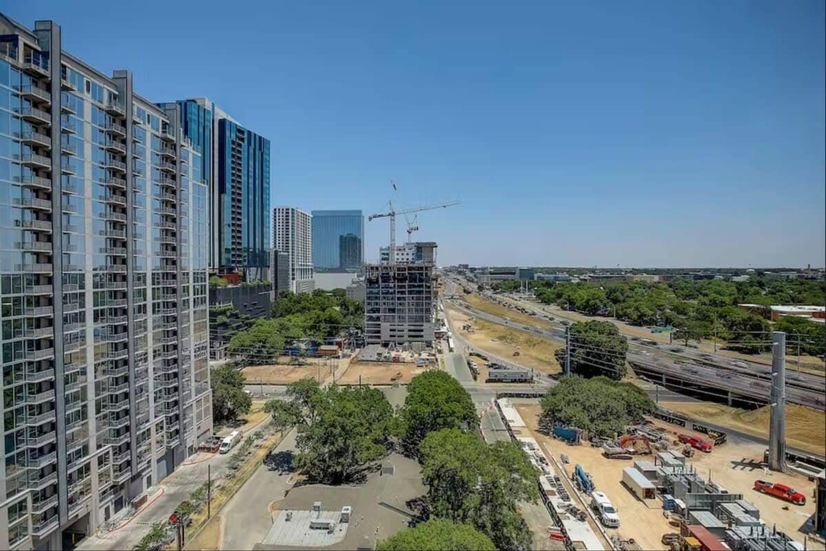High-Rise Condo | Mins to Rainey St | Pool | Gym