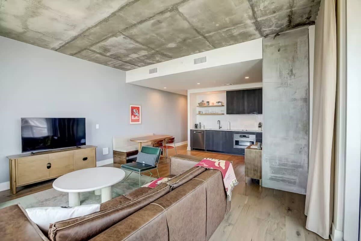High-Rise Condo | Mins to Rainey St | Pool | Gym