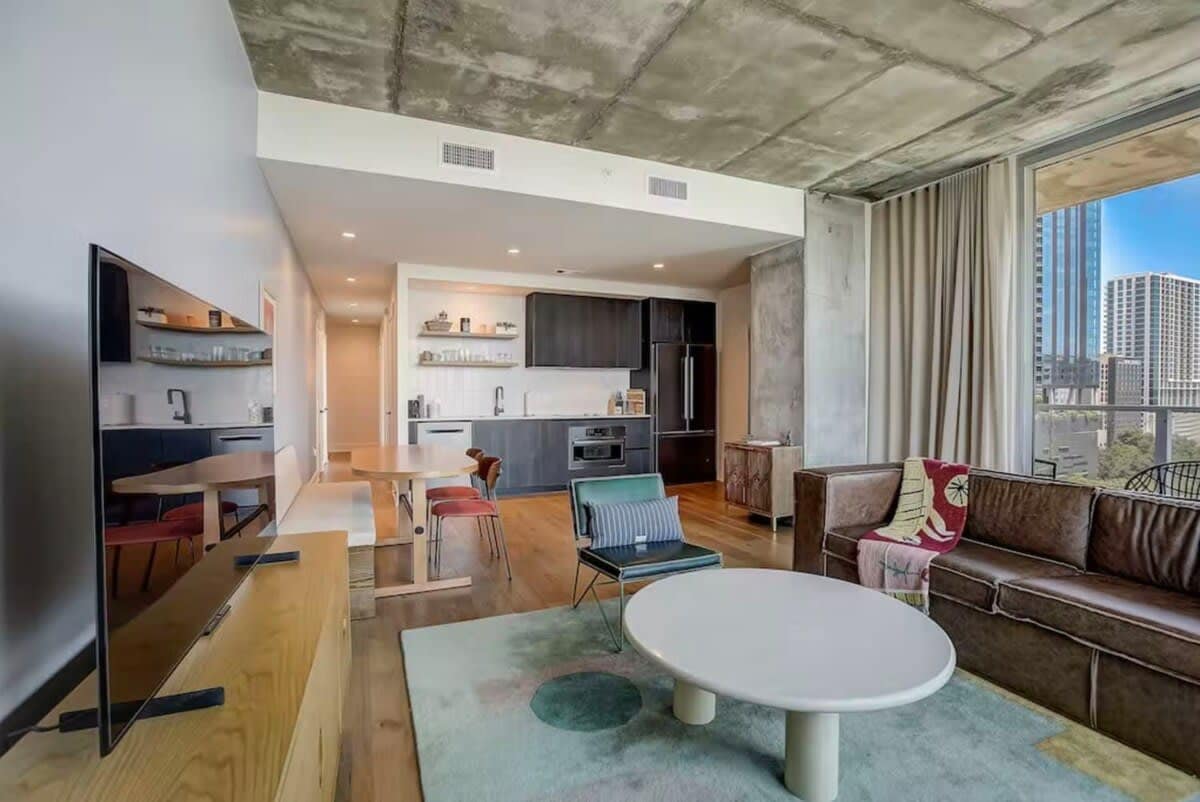 High-Rise Condo | Mins to Rainey St | Pool | Gym