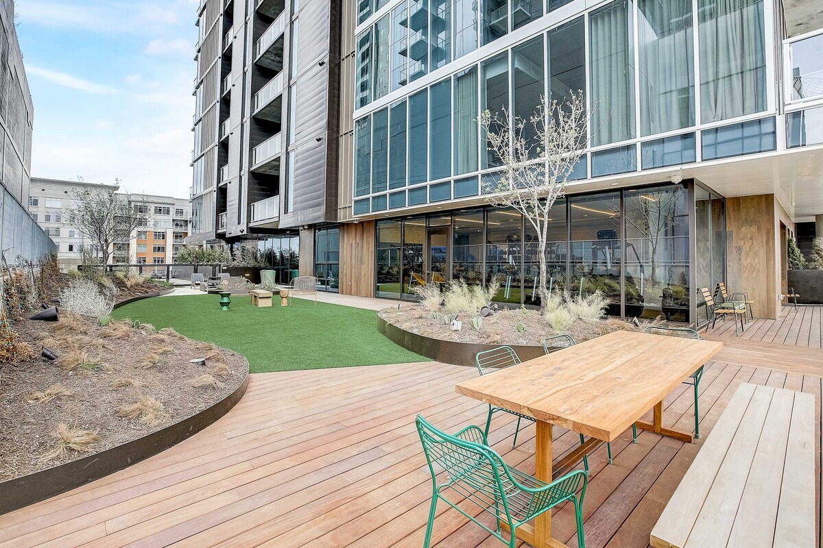 High-Rise Condo | Mins to Rainey St | Pool | Gym