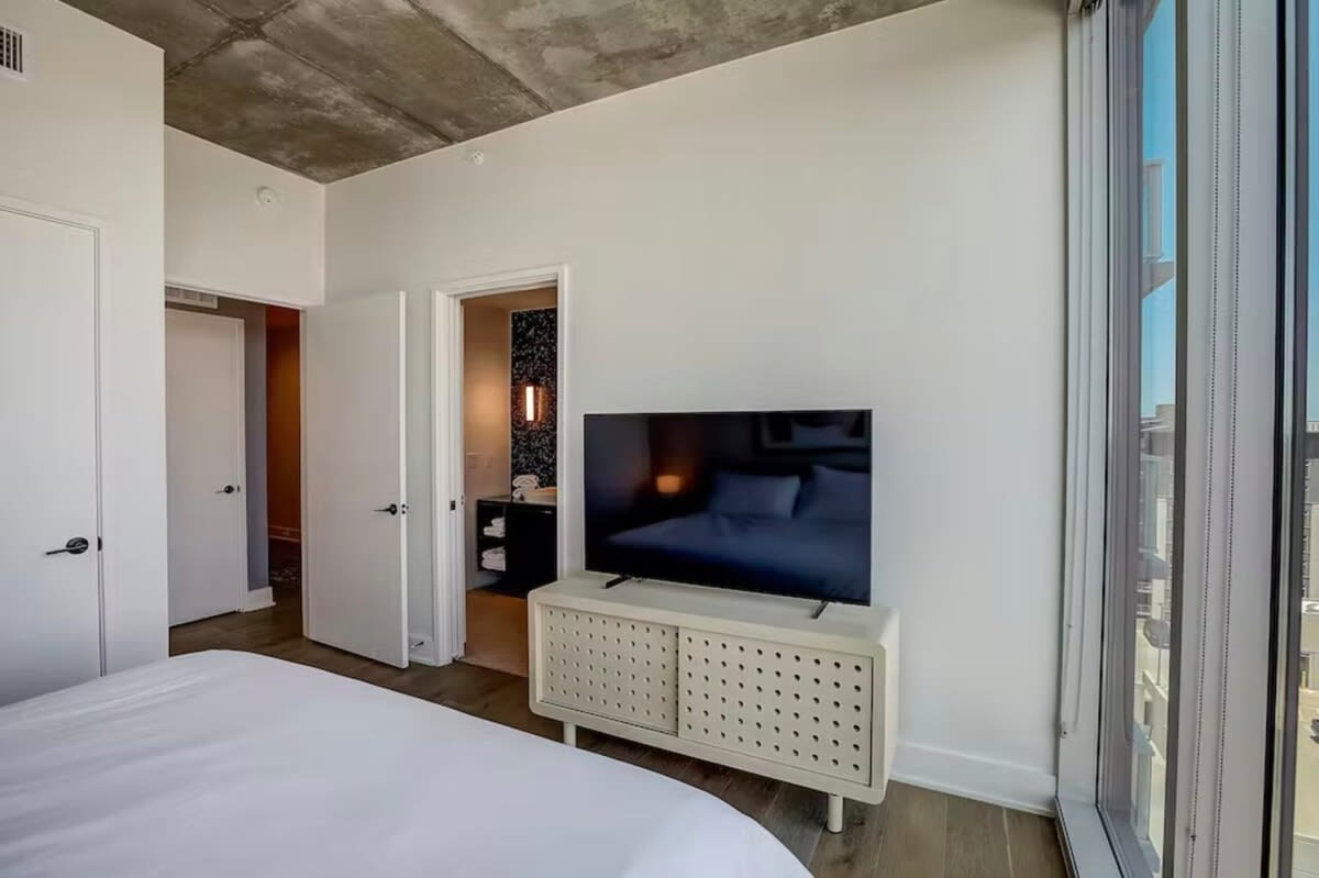 High-Rise Condo | Mins to Rainey St | Pool | Gym